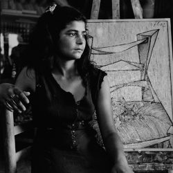 Nena gitana fent de model del pintor Evarist Vallès al seu estudi de Figueres