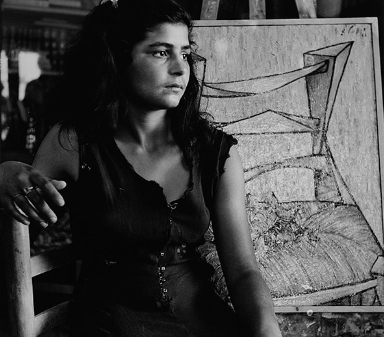 Nena gitana fent de model del pintor Evarist Vallès al seu estudi de Figueres