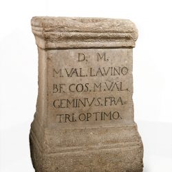 Làpida sepulcral dedicada a Marcus Valeri  Lavino