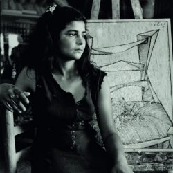 Nena gitana fent de model del pintor Evarist Vallès al seu estudi de Figueres