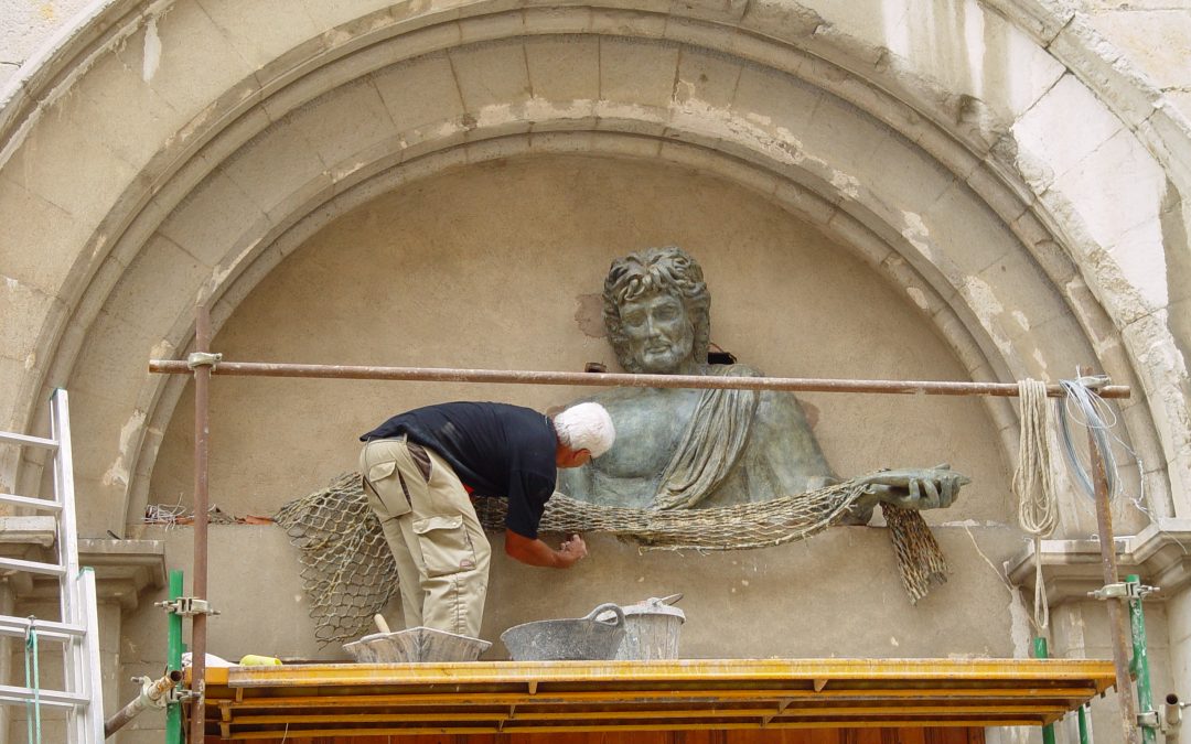 Instal·lació de l’escultura al timpà de l’església