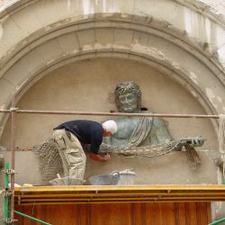 Instal·lació de l’escultura al timpà de l’església