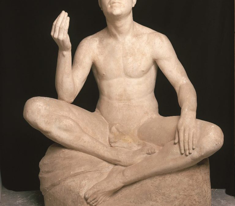 Figura masculina asseguda