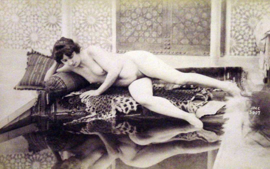 Sense títol [Reclining nude and reflection]