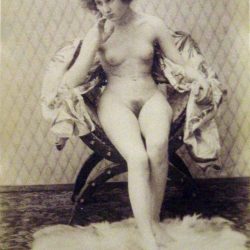 Sense títol [Seated nude in wood chair]