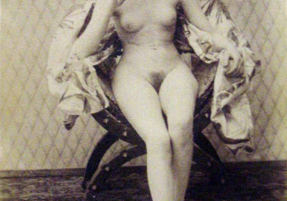 Sense títol [Seated nude in wood chair]