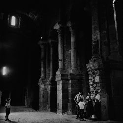 Raimond, Maria Dolors Bonal i Joaquim Fort tocant a l’interior del monestir de Sant Pere de Roda